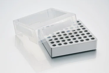艾本德儲存盒 8 × 8, 可放置 64  個試管， 1  –  2  mL，3  件，高 53  mm，2  英寸，聚丙烯材料，可耐受最低 -86  °C，可高溫高壓滅菌，帶蓋子并具有數(shù)字字母標(biāo)識